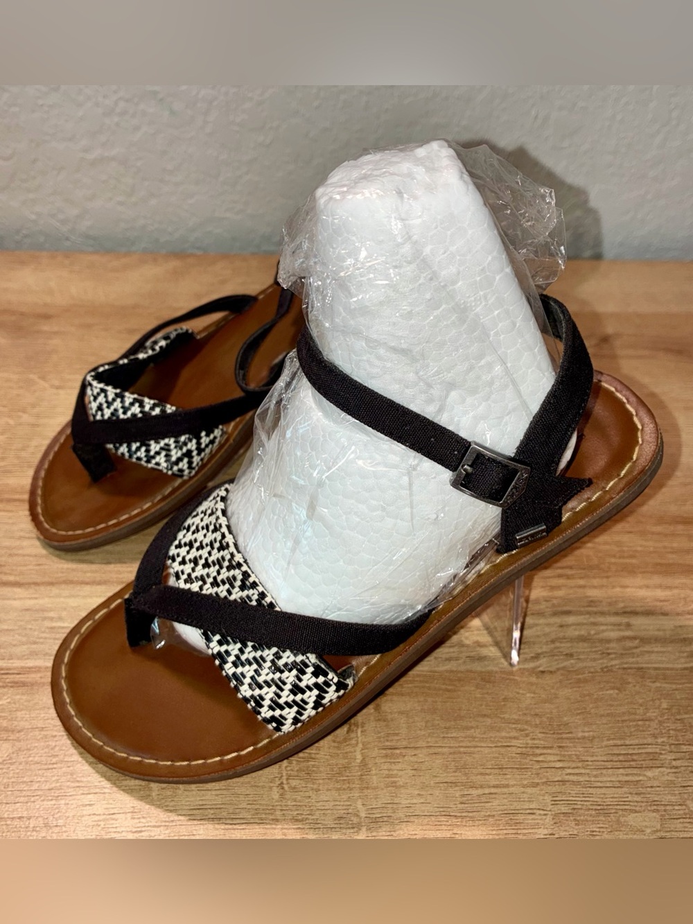 Toms Lexie Sandals Women’s Black and White Woven Strap Size 5.5